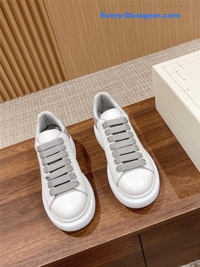 a1exa*der Mcqv*en classic all-match small white shoes