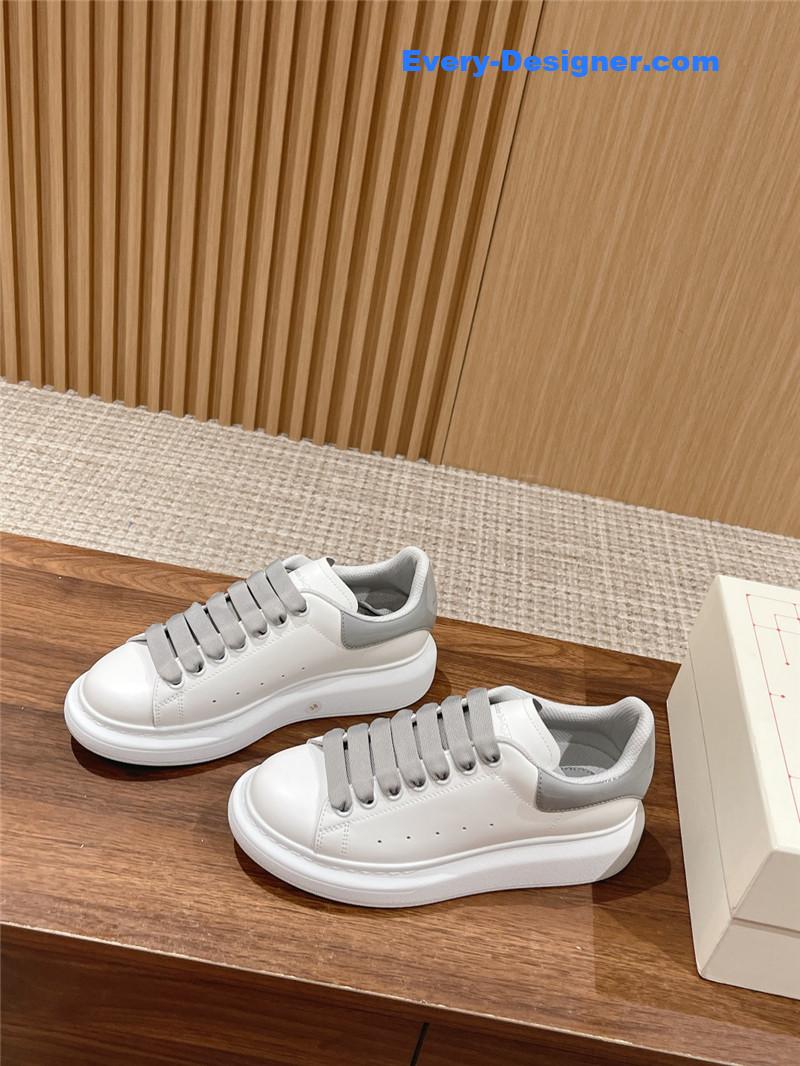 a1exa*der Mcqv*en classic all-match small white shoes