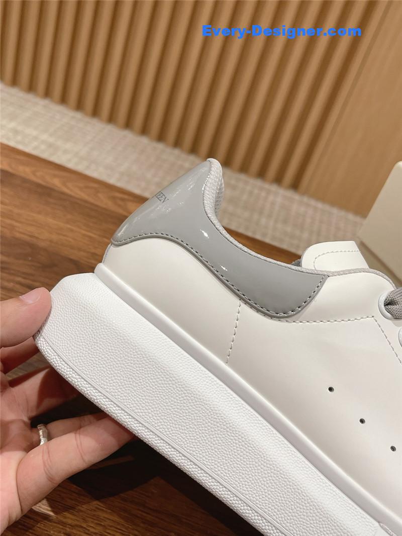 a1exa*der Mcqv*en classic all-match small white shoes
