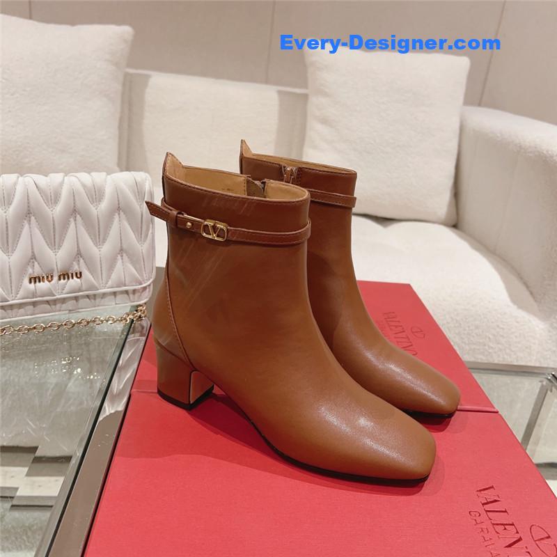 Va1e*ntin0 v buckle short nude boots