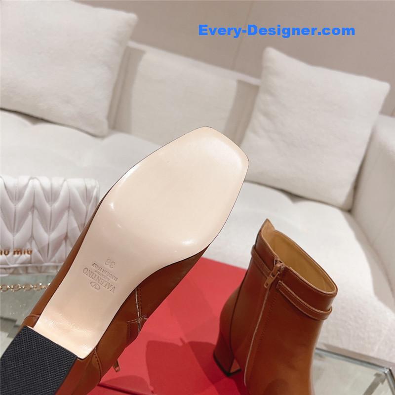 Va1e*ntin0 v buckle short nude boots