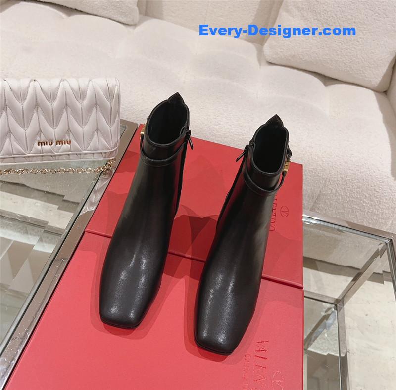 Va1e*ntin0 v buckle short nude boots