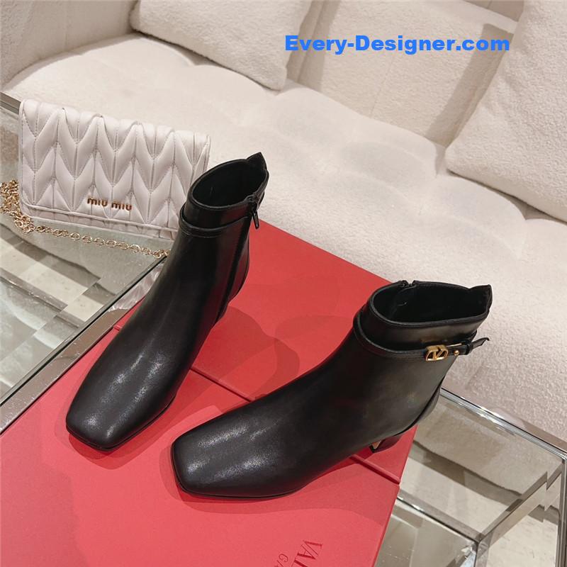 Va1e*ntin0 v buckle short nude boots