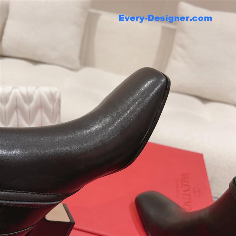 Va1e*ntin0 v buckle short nude boots