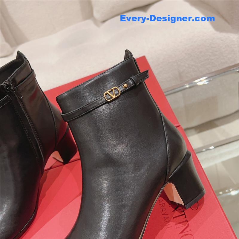 Va1e*ntin0 v buckle short nude boots