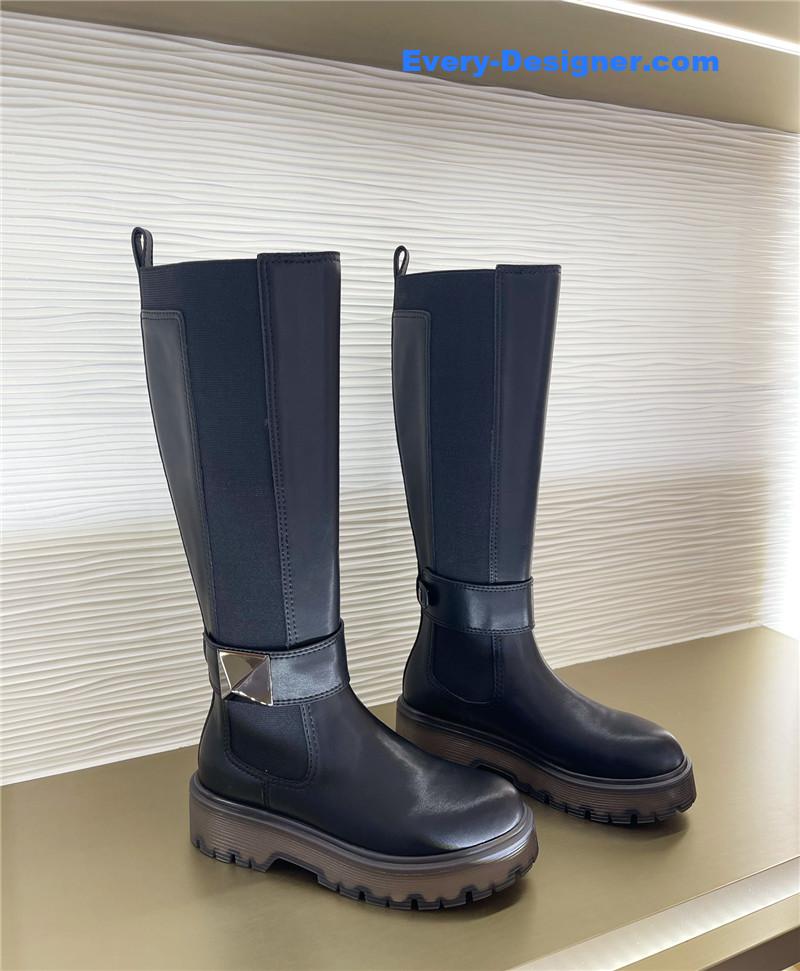 Va1e*ntin0 hardware v-buckle boots