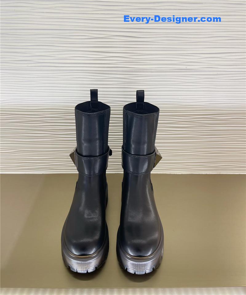 Va1e*ntin0 hardware v-buckle boots