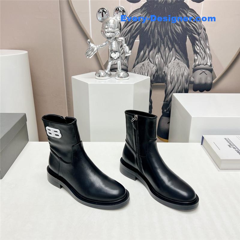 Ba1en*iaga round toe buttoned boots
