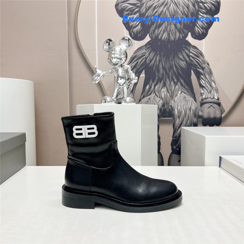 Ba1en*iaga round toe buttoned boots