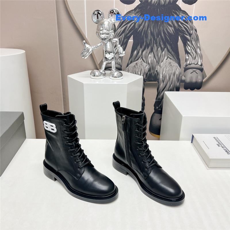 Ba1en*iaga round toe buttoned boots