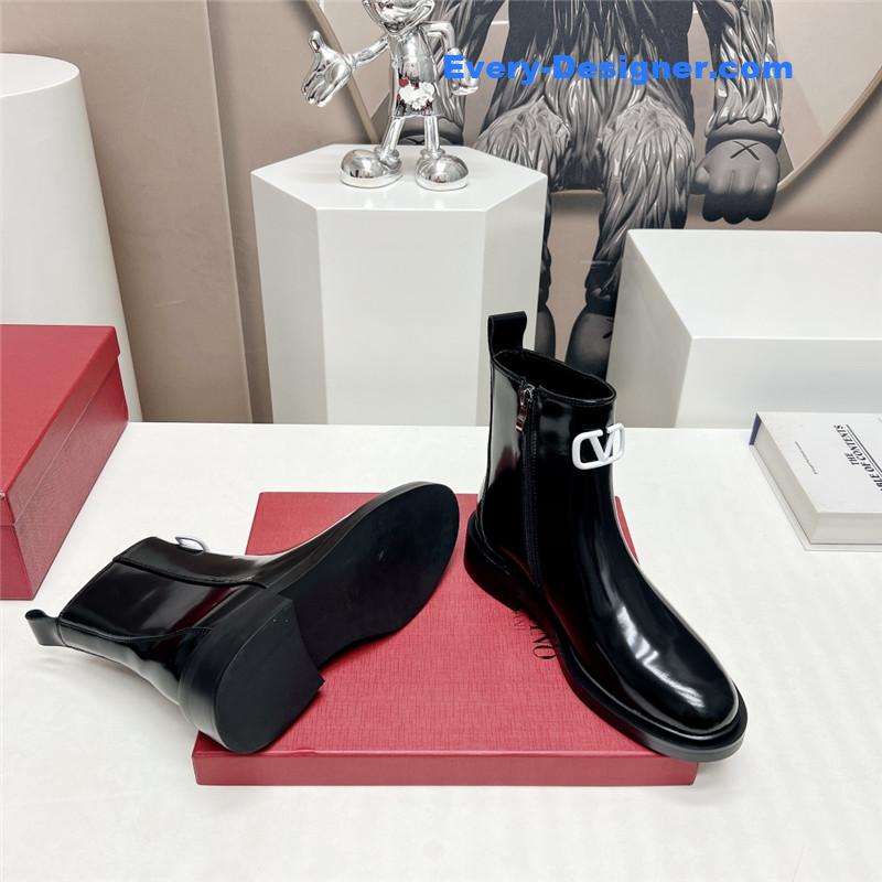 Va1e*ntin0 round toe hollow buckle boots