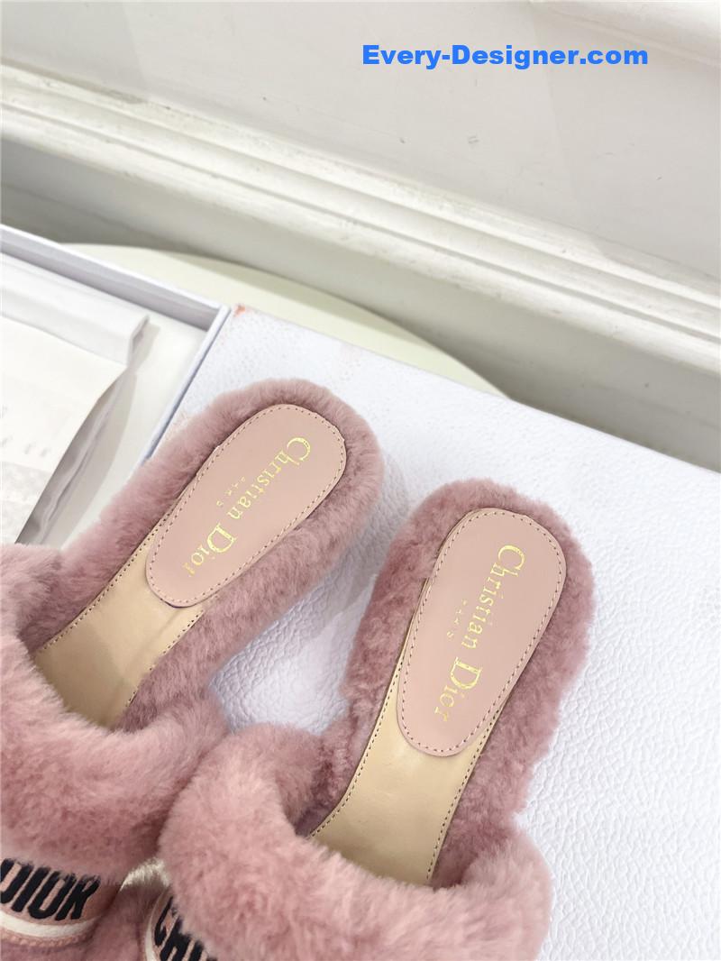 D10r classic embroidered wool slippers