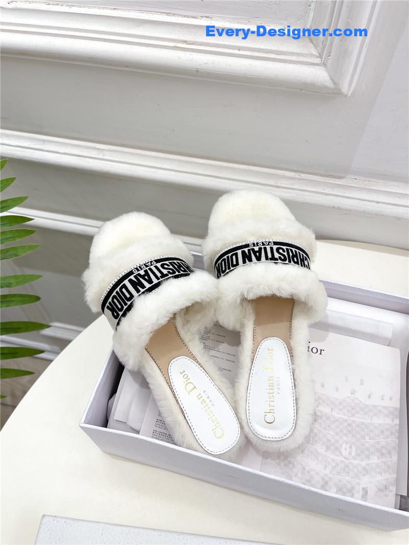 D10r classic embroidered wool slippers