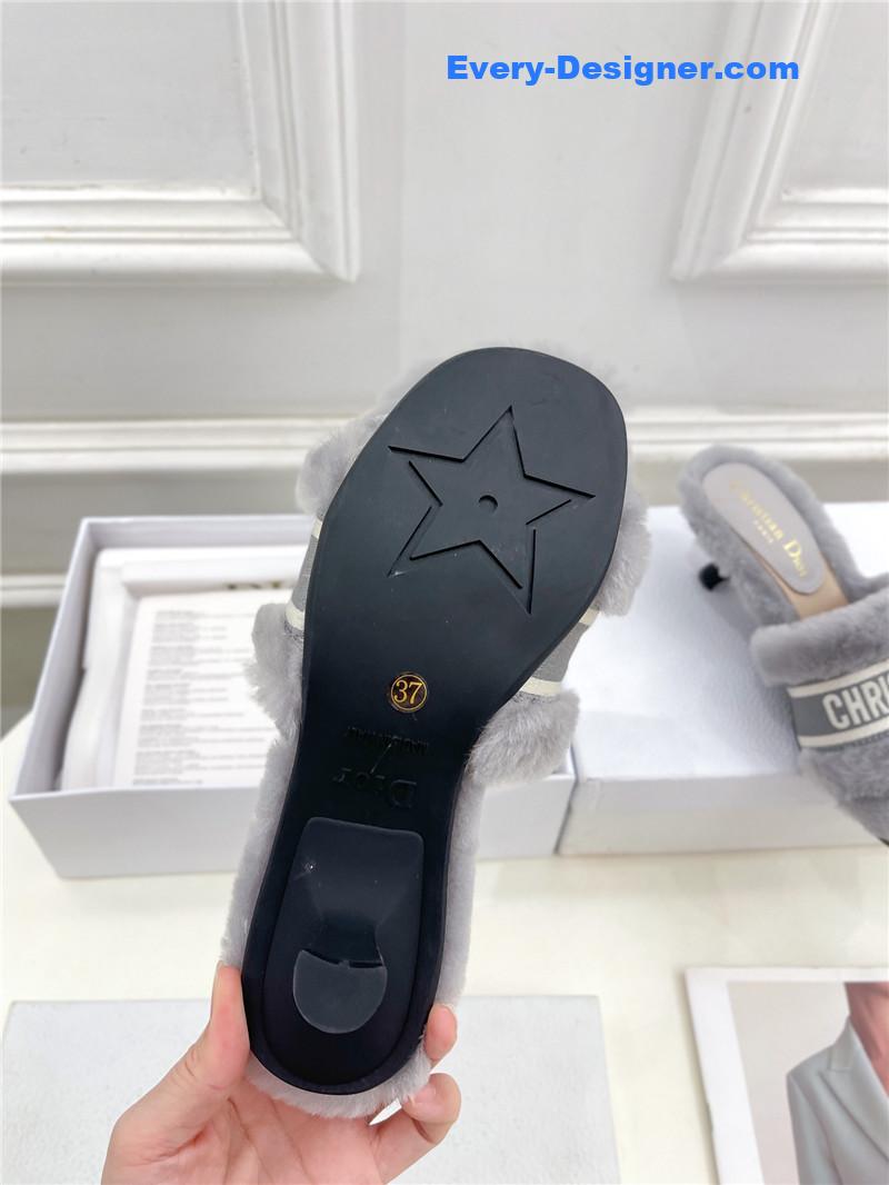 D10r classic embroidered wool slippers