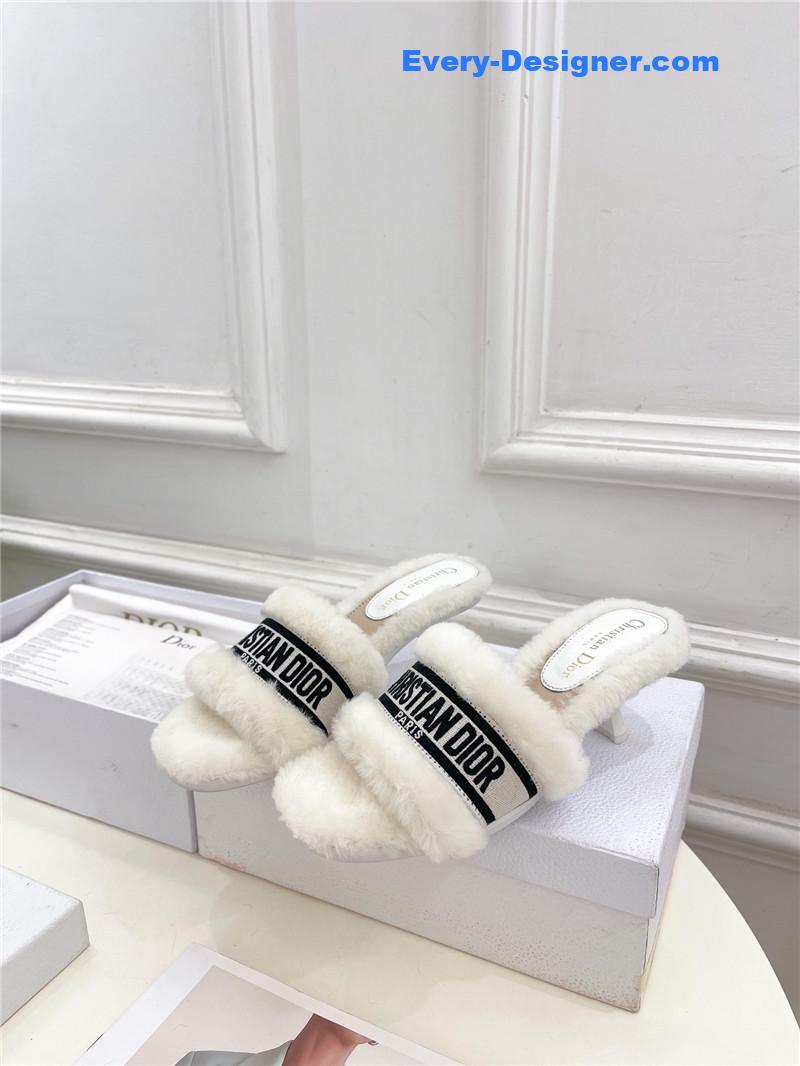 D10r classic embroidered wool slippers
