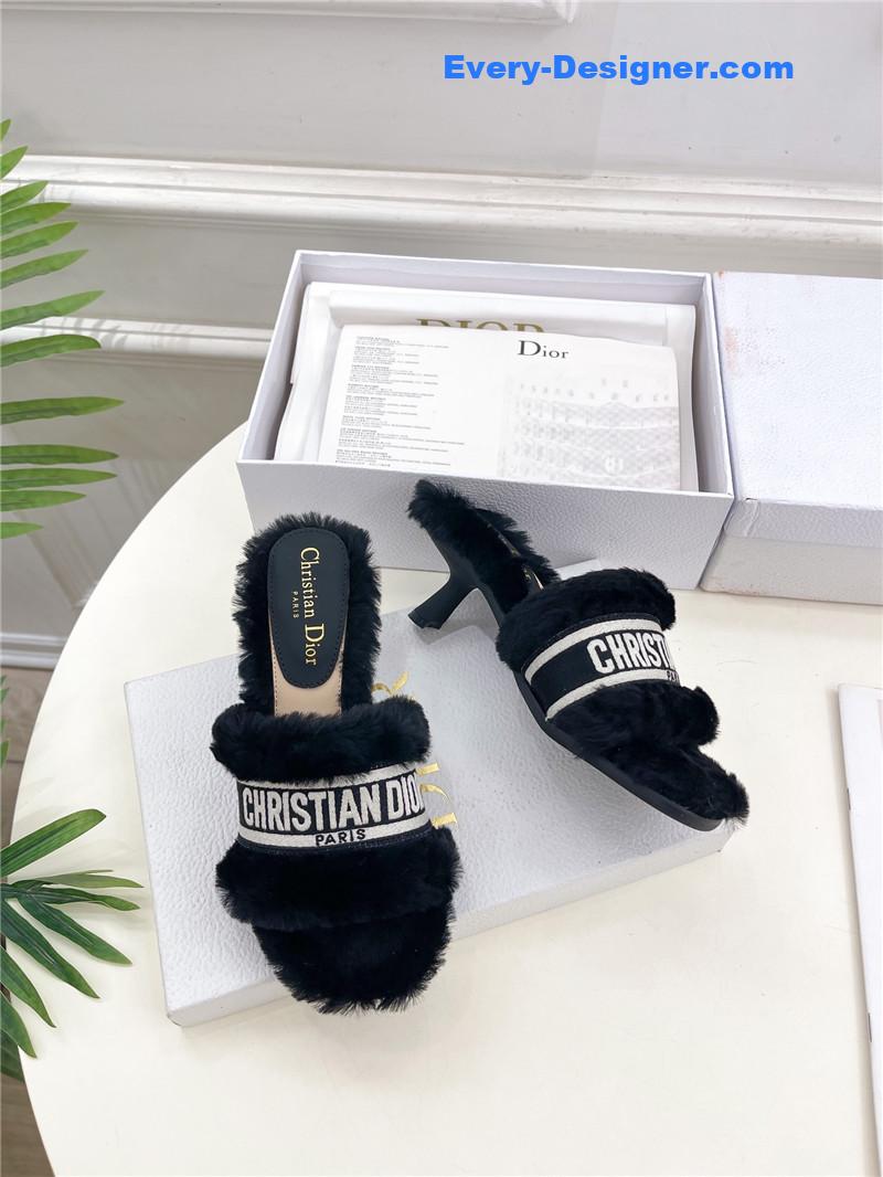 D10r classic embroidered wool slippers