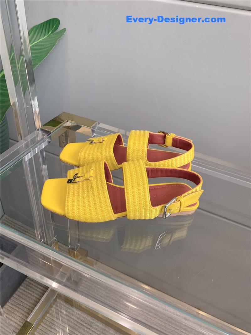 L0r0 P1ana’s new flat sandals