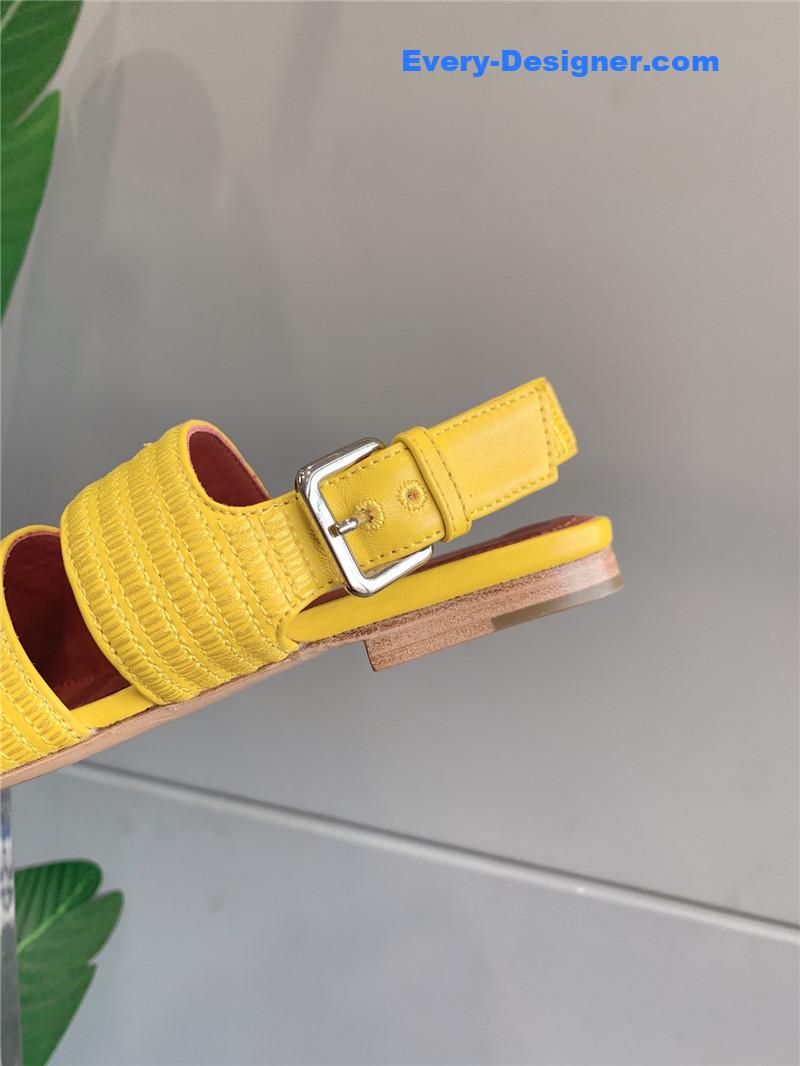 L0r0 P1ana’s new flat sandals