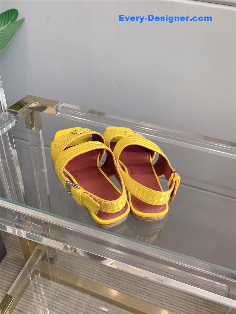 L0r0 P1ana’s new flat sandals