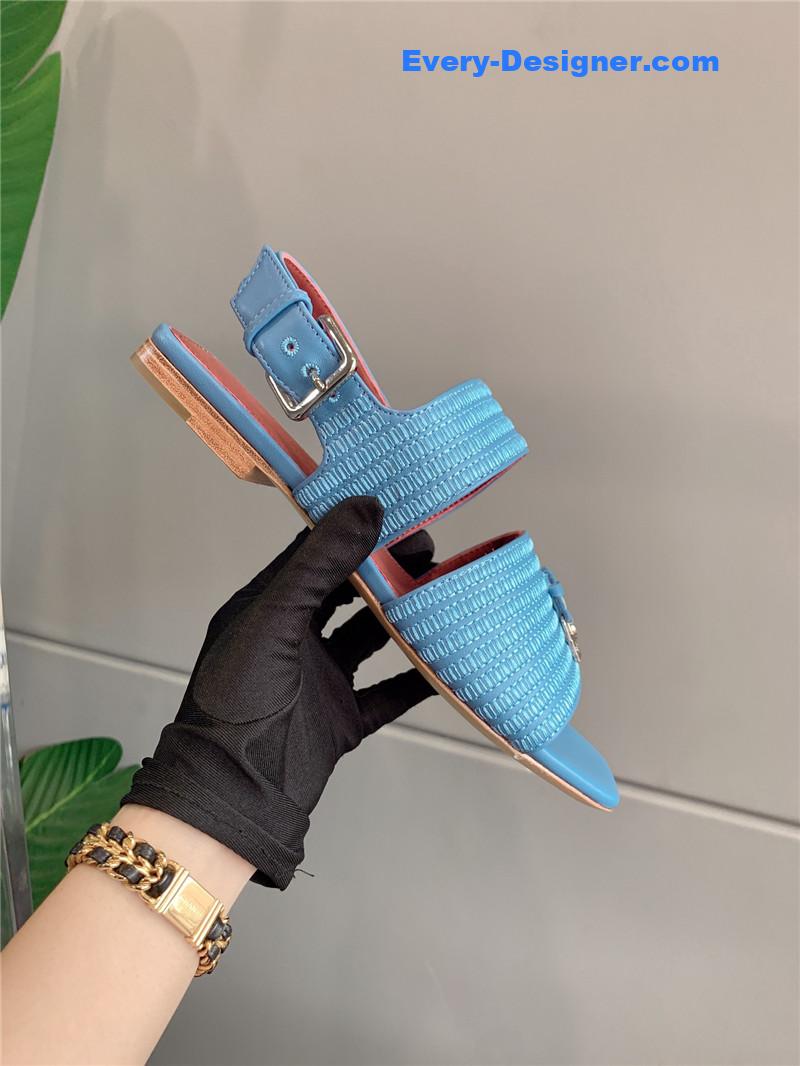 L0r0 P1ana’s new flat sandals