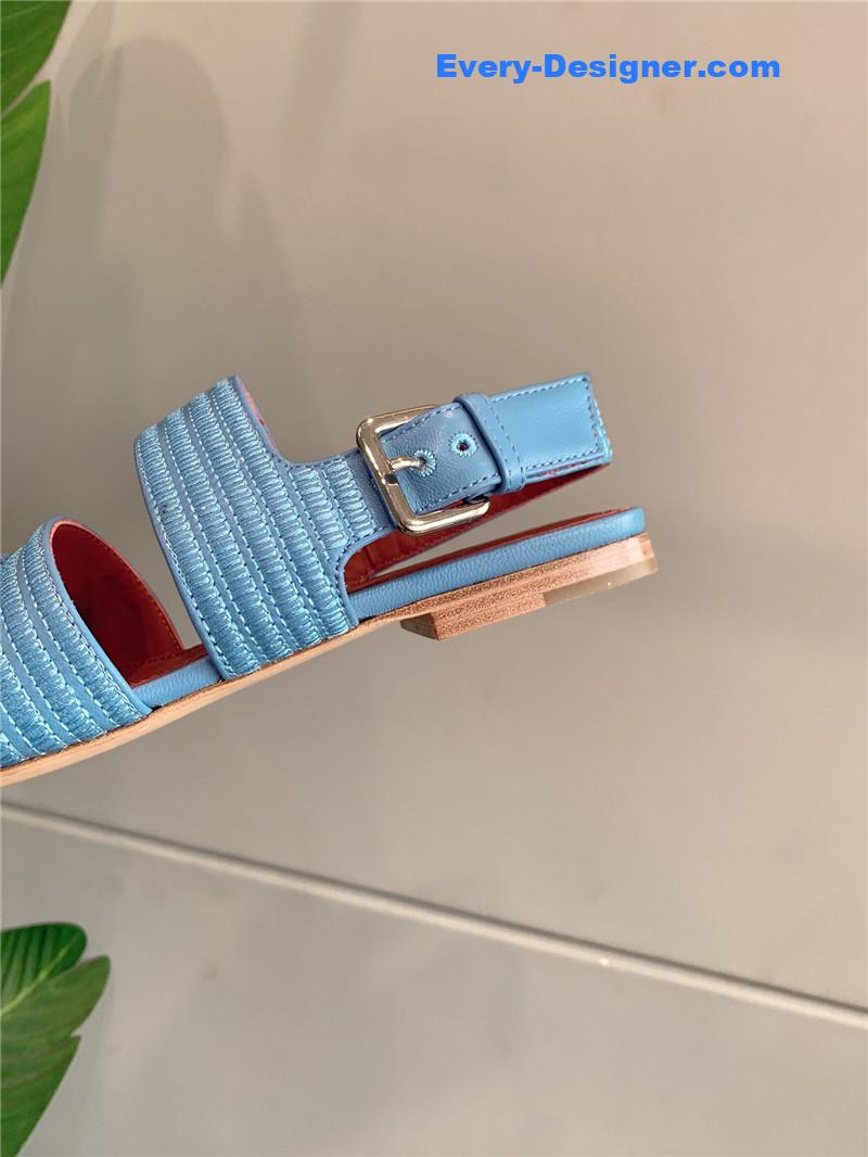 L0r0 P1ana’s new flat sandals