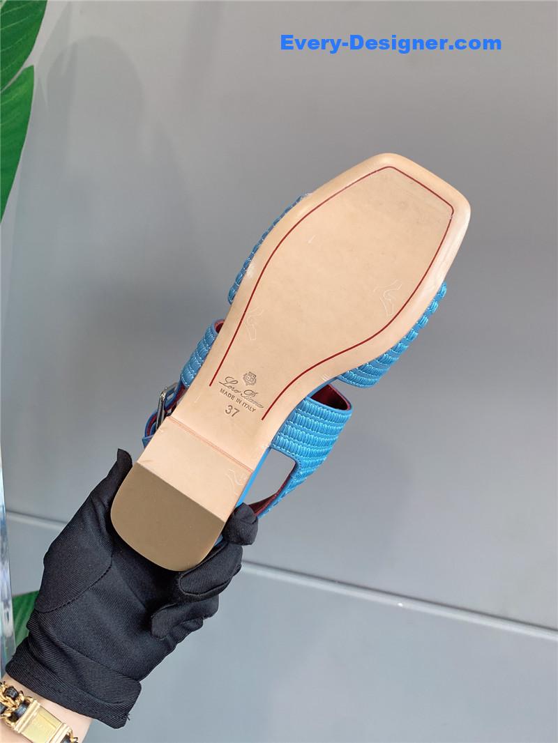 L0r0 P1ana’s new flat sandals