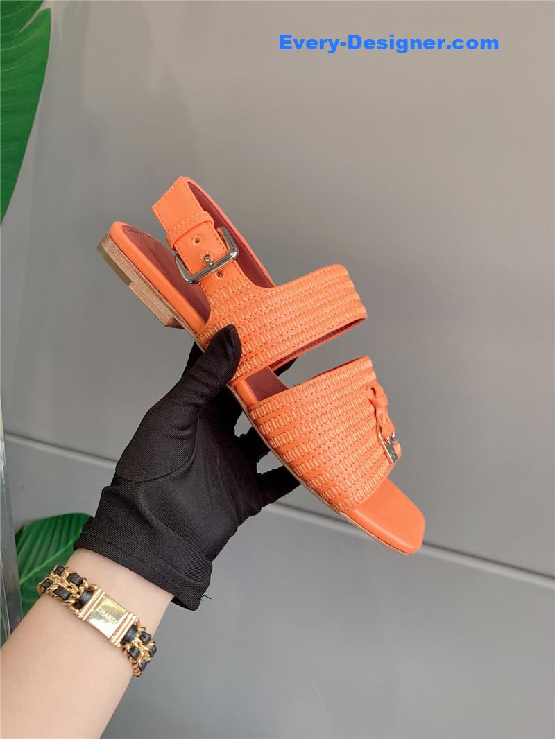 L0r0 P1ana’s new flat sandals