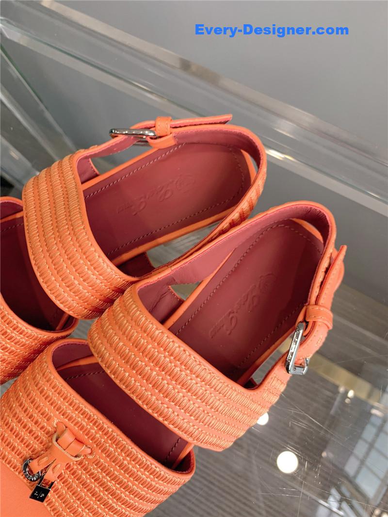 L0r0 P1ana’s new flat sandals