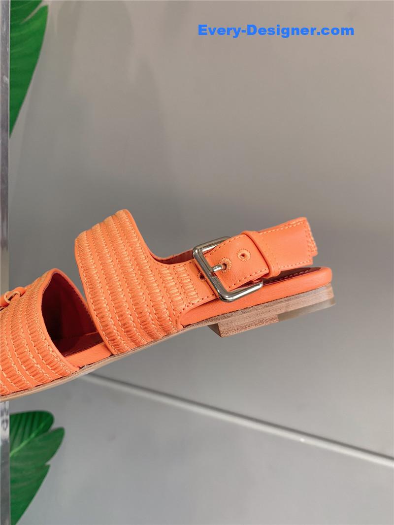 L0r0 P1ana’s new flat sandals