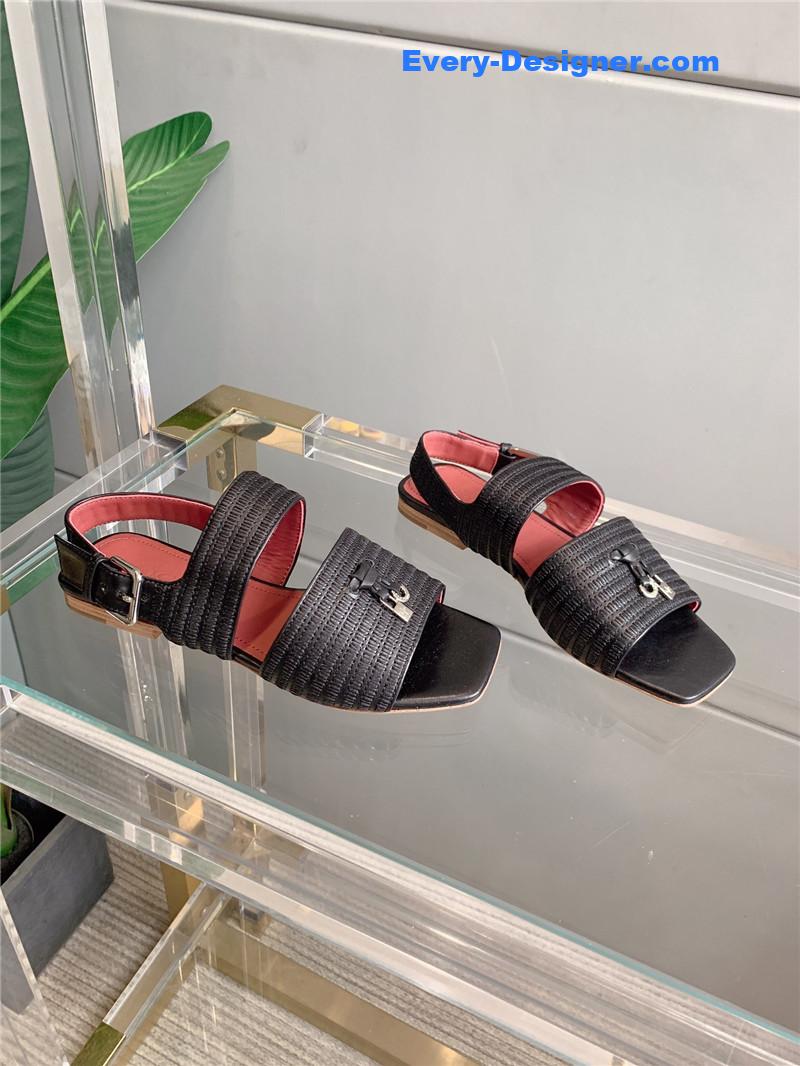 L0r0 P1ana’s new flat sandals