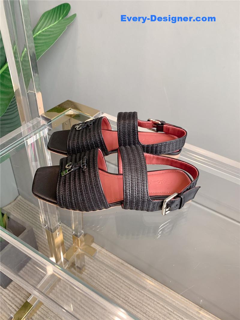 L0r0 P1ana’s new flat sandals