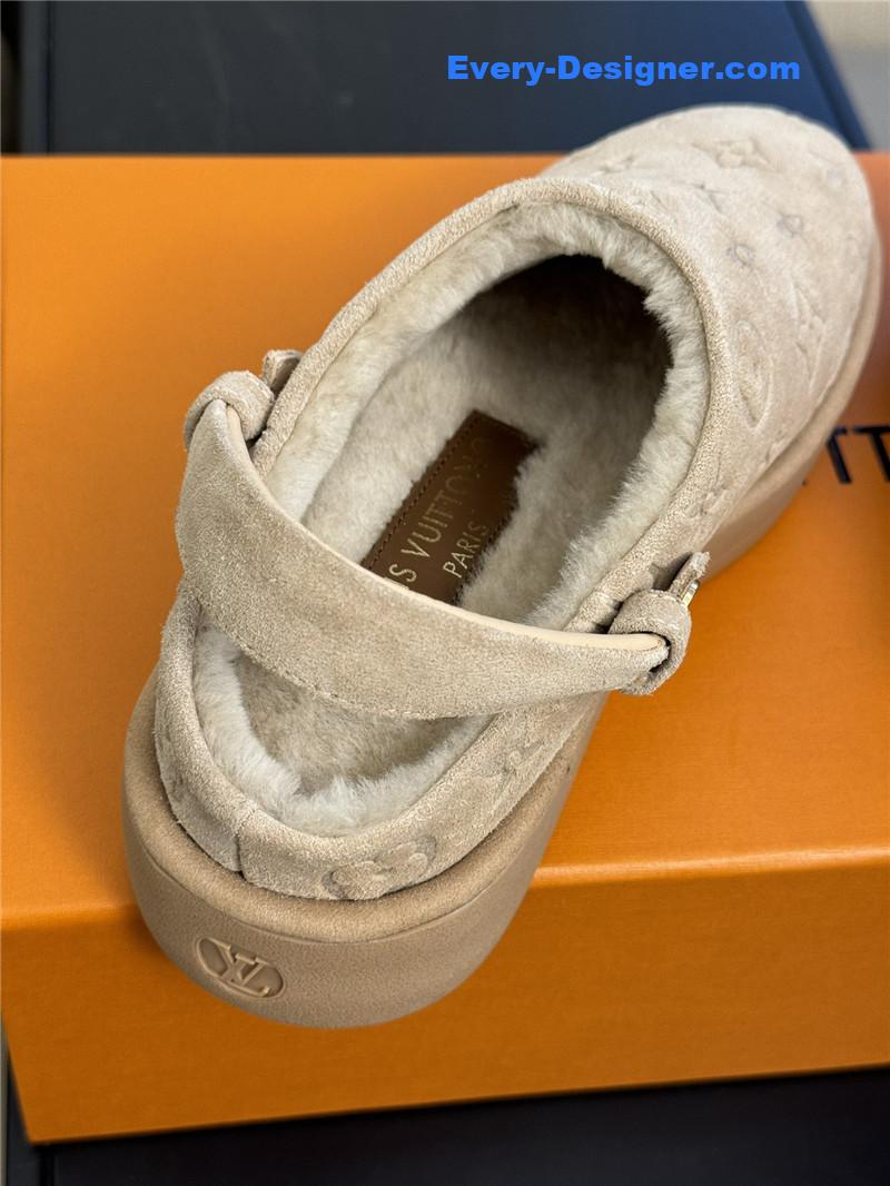 l0vis Vvtt0n lv platform slippers