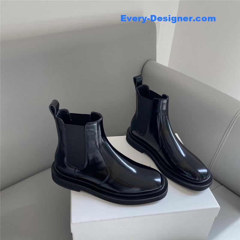 The R0w black elastic ranger chelsea boots
