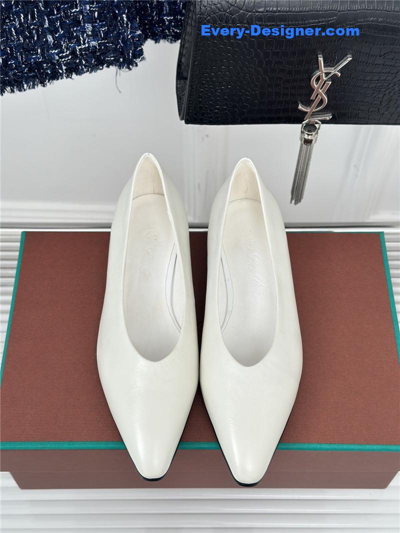 L0r0 P1ana retro witch flats