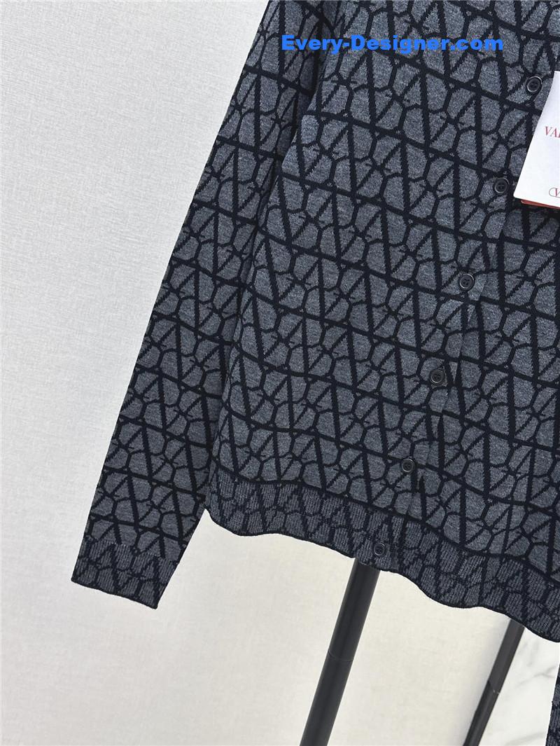 Va1e*ntin0 alphabet jacquard knitted cardigan replica clothes