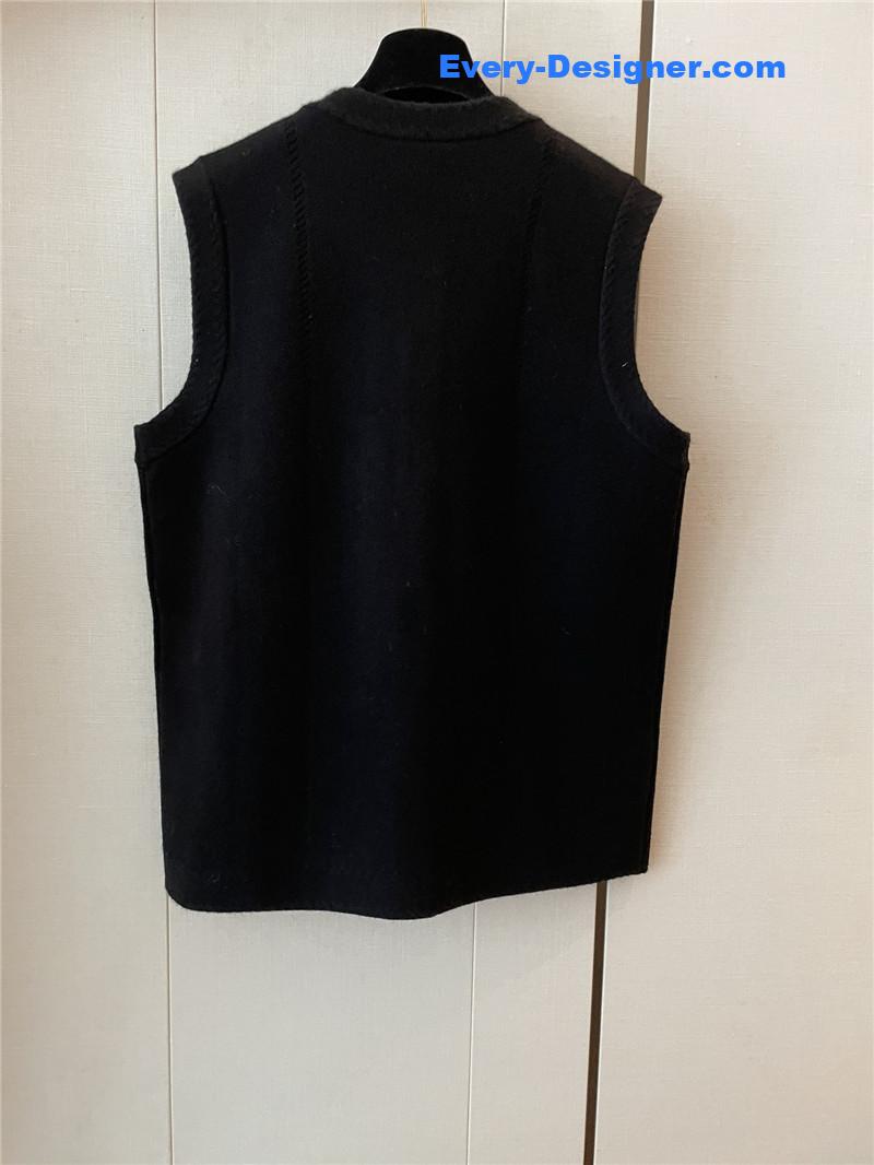 Ch**el sleeveless vest