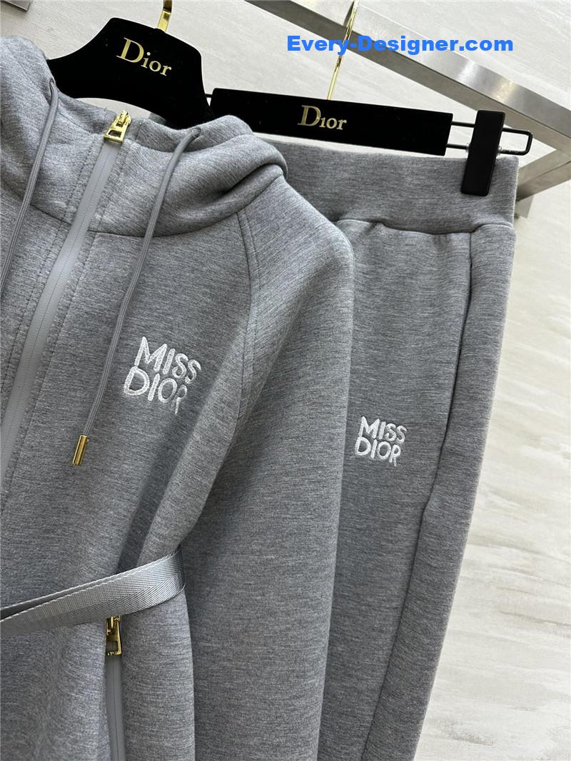 D10r sports style suit