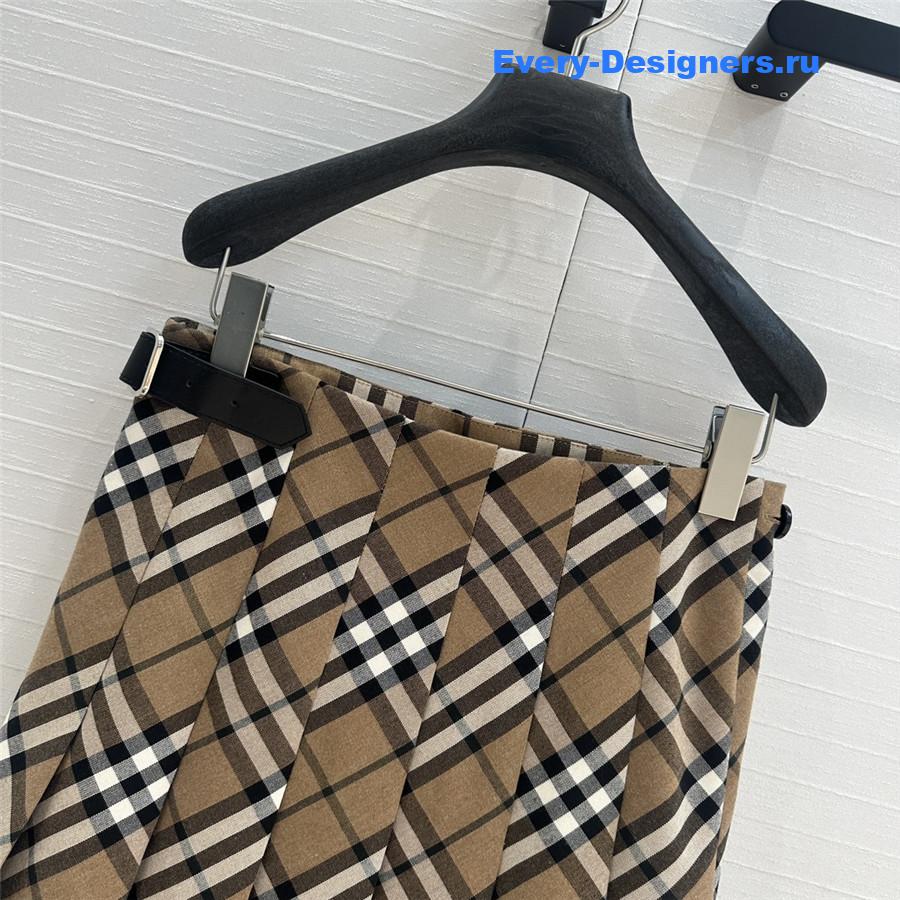 Bv*b*rry preppy pleated skirt