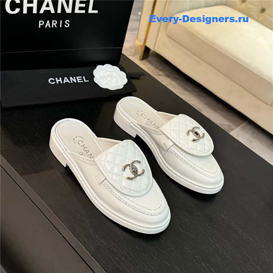 ch**el turn-lock D1am0nd-quilted loafers in white