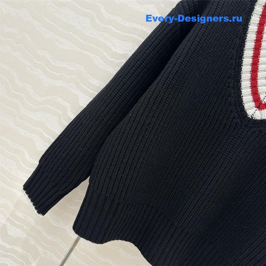 BC Contrasting V-Neck Sweater