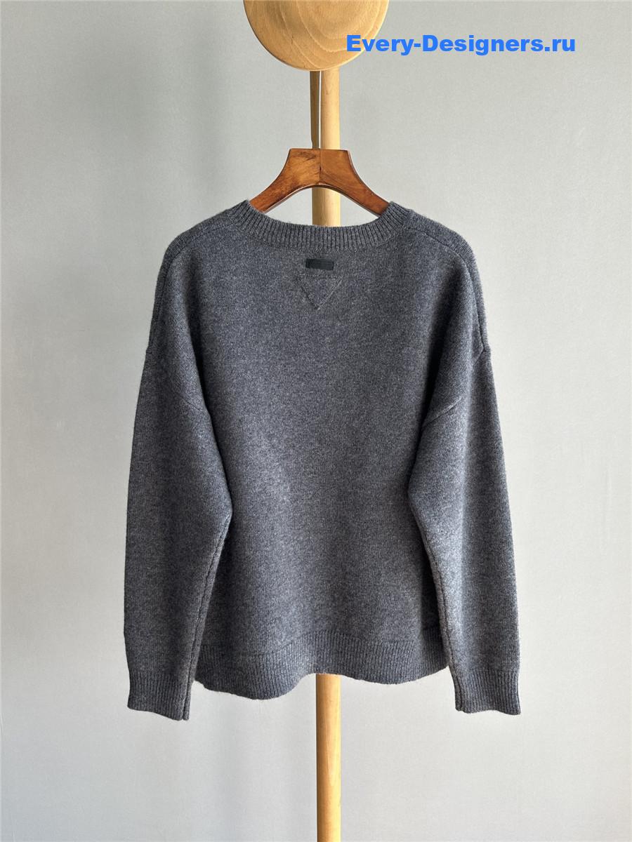 Pra*a v-neck cashmere sweater grey