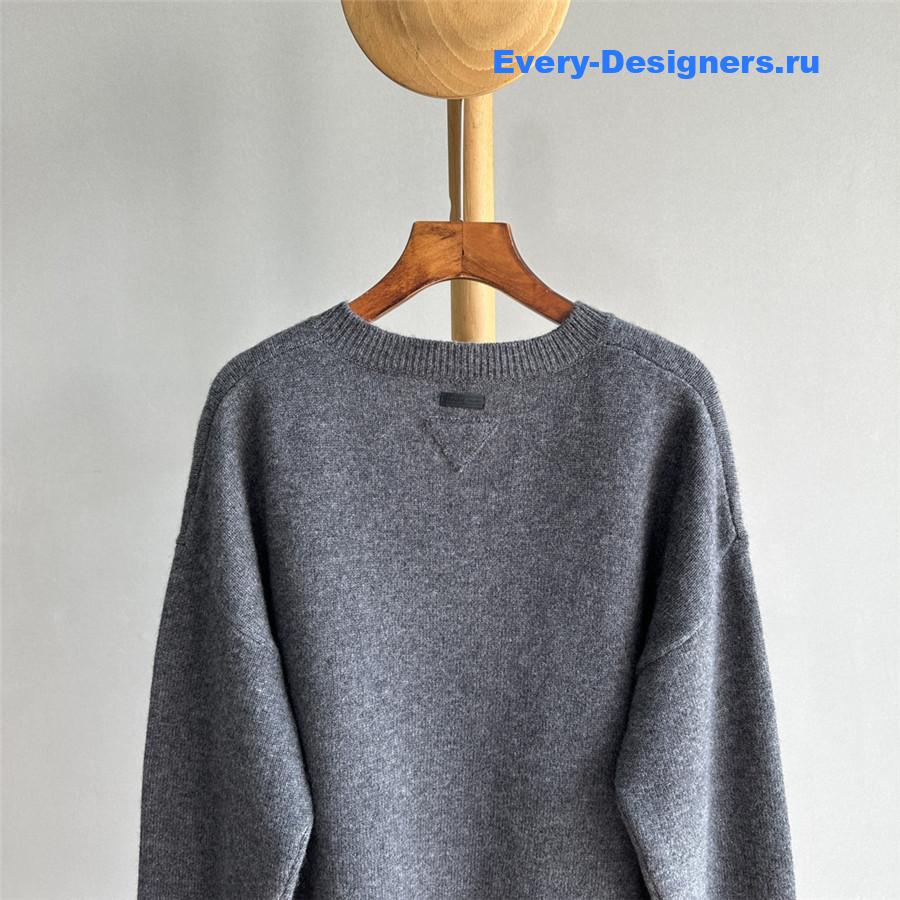 Pra*a v-neck cashmere sweater grey