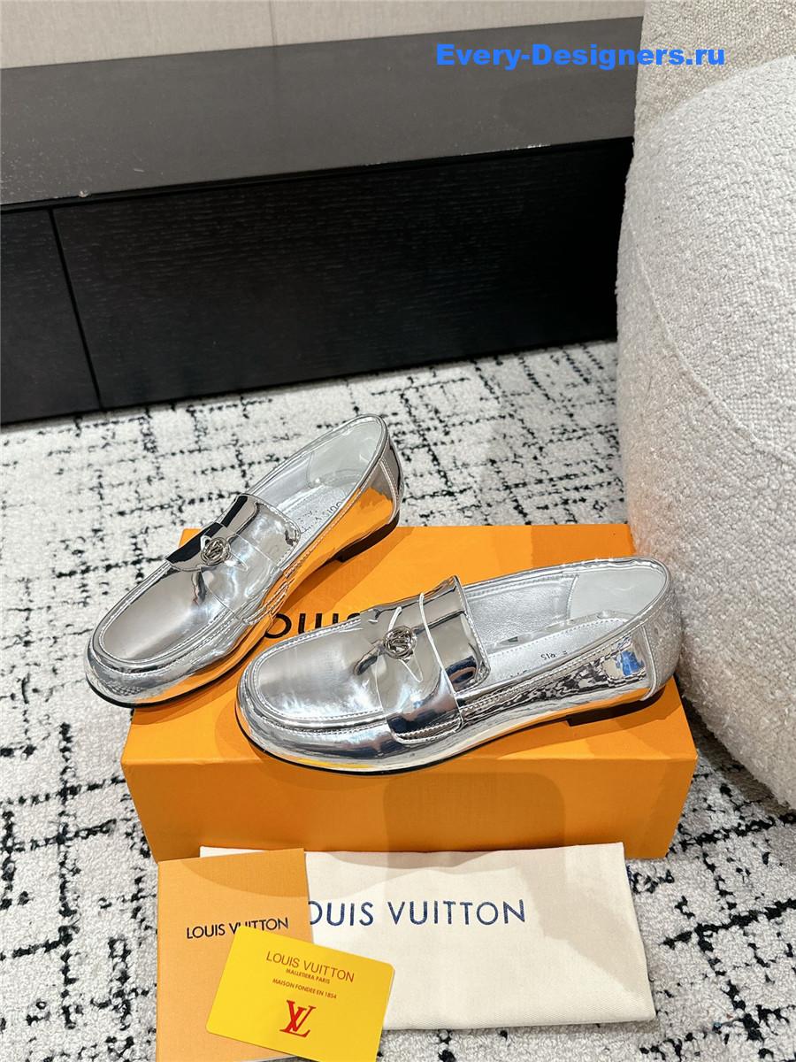 l0vis Vvtt0n lv chess flat loafer silver