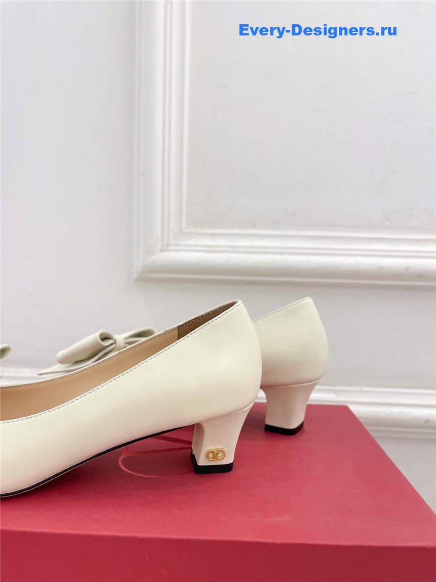 Va1e*ntin0 bowow pump in kidskin 45mm ivory