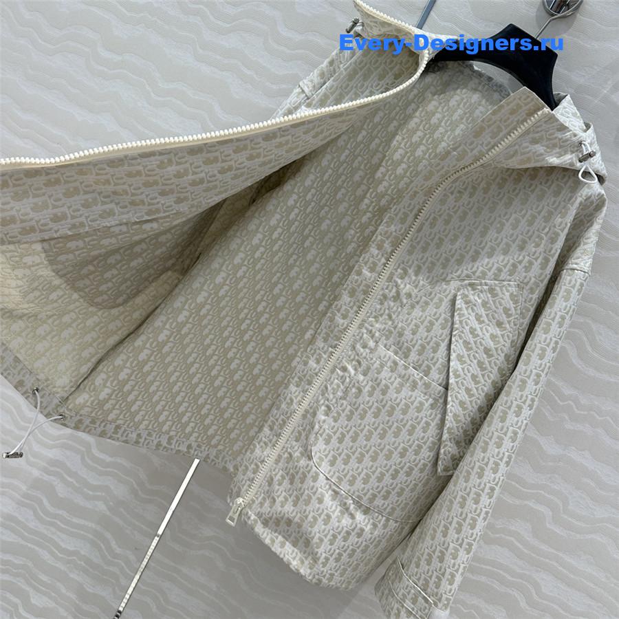 D10r hooded windbreaker jacket