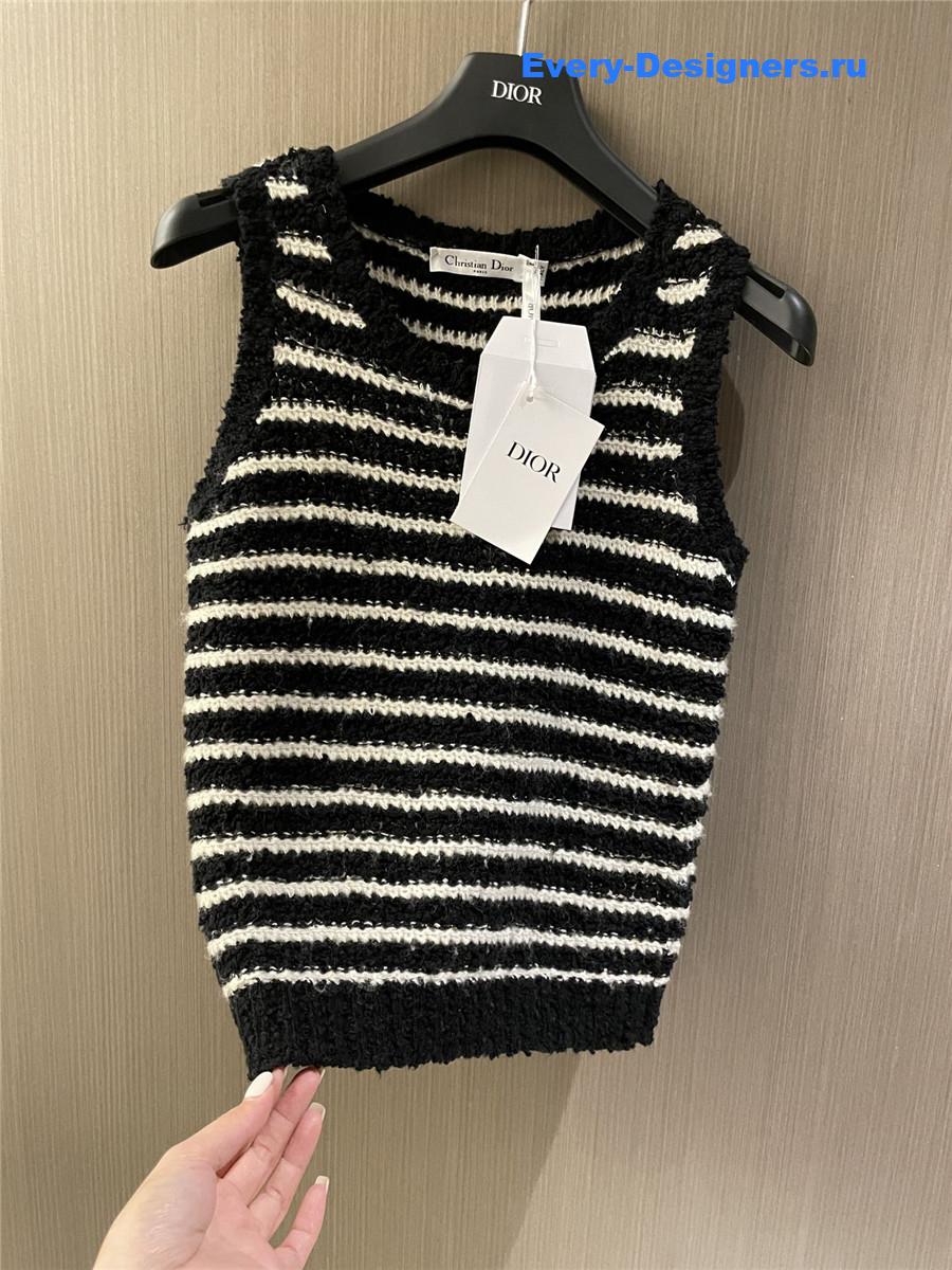 D10r cd black white striped vest
