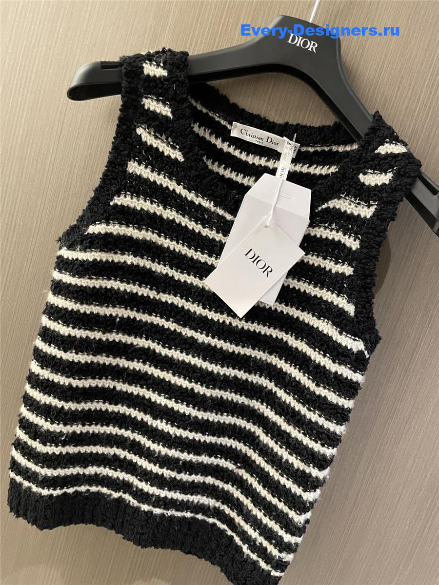 D10r cd black white striped vest