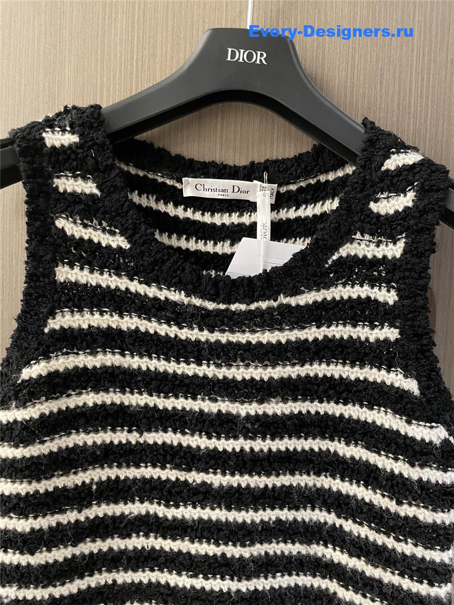 D10r cd black white striped vest