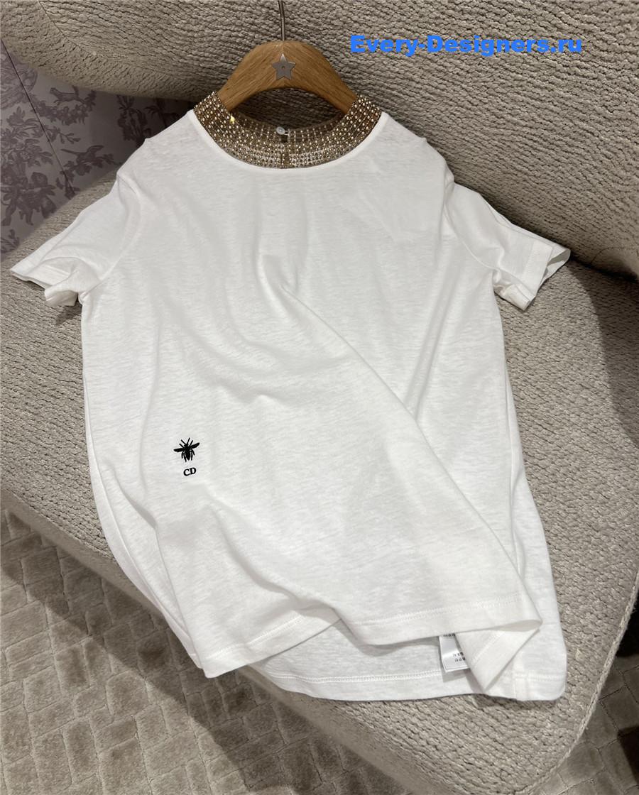 D10r white t-shirt with gold collar