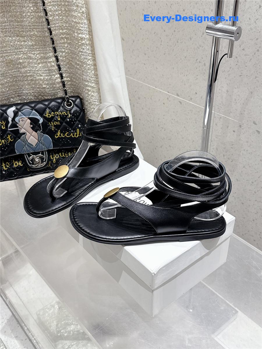 The R0w black strap flip flop flat sandals
